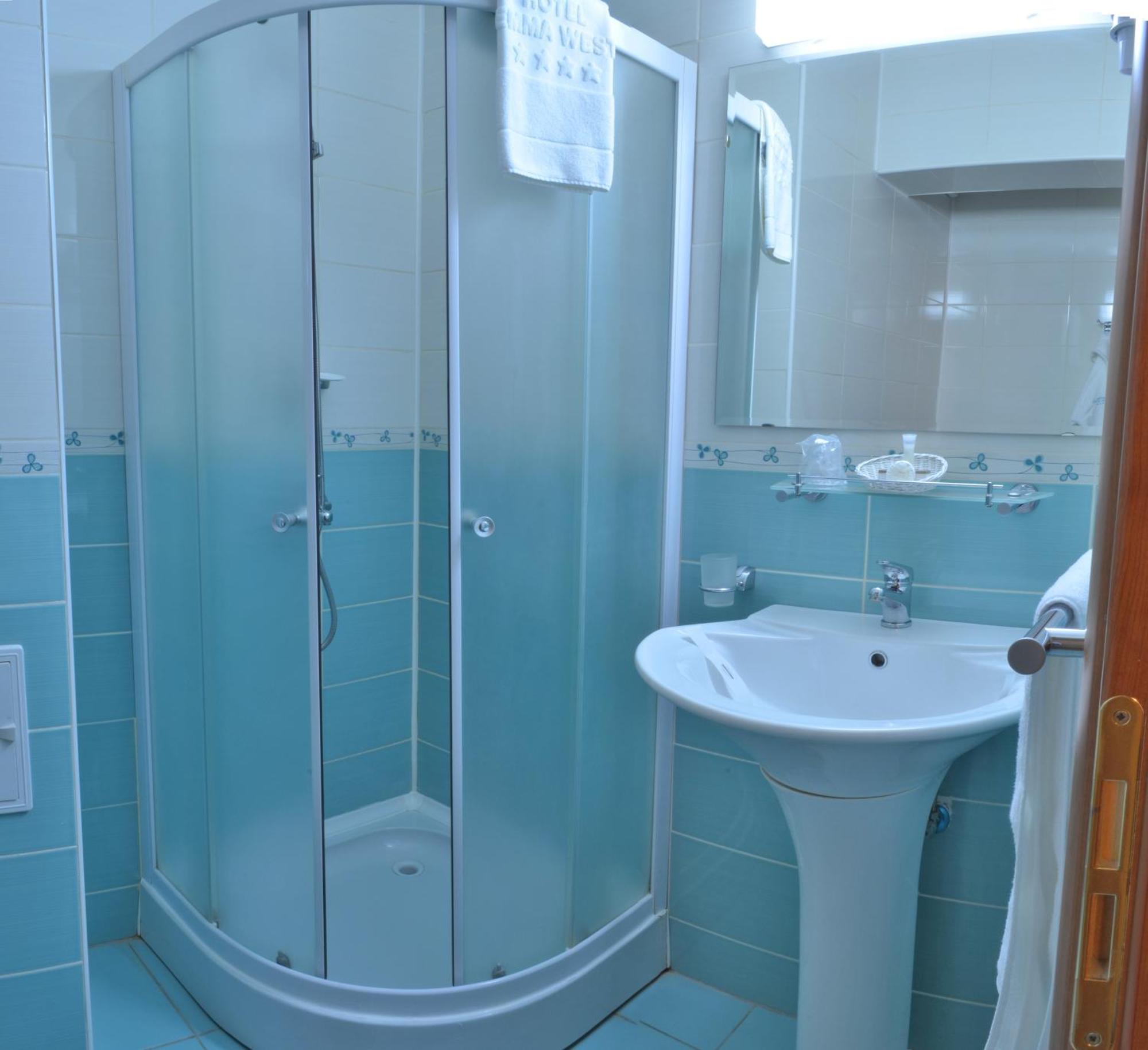 Hotel Emma West Craiova Buitenkant foto