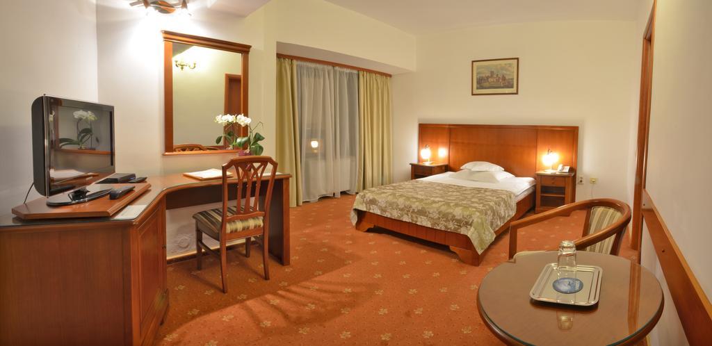 Hotel Emma West Craiova Buitenkant foto