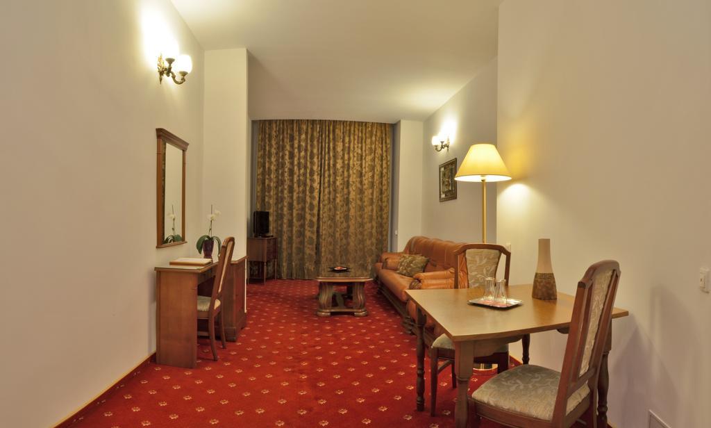 Hotel Emma West Craiova Buitenkant foto