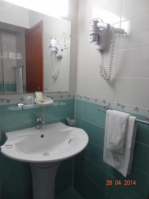 Hotel Emma West Craiova Buitenkant foto